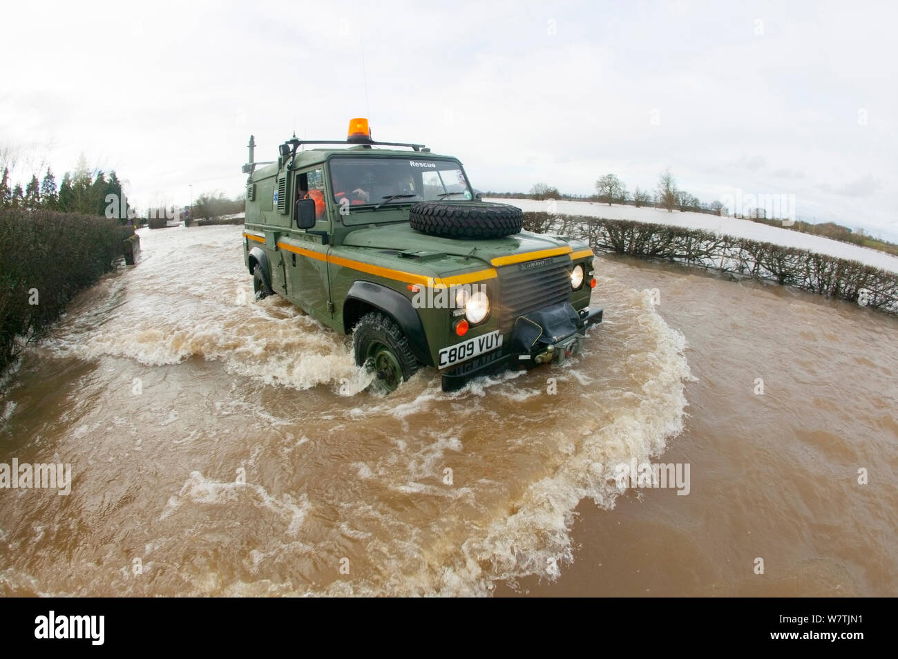Mercie Landrover de sauvetage dans les eaux d'inondation de conduite pour aider les propriétaires en février 2014 les inondations, 9 février 2014. Banque D'Images