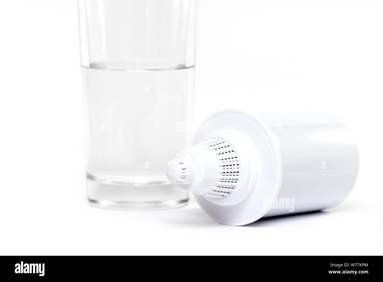 Le verre avec de l'eau propre et de l'eau Cartouche filtre isolé sur fond blanc Banque D'Images