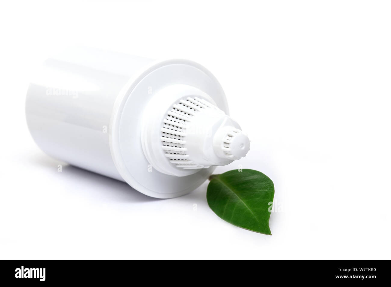 Filtre à eau blanc et vert feuille comme symbole de propreté écologique isolé sur fond blanc Banque D'Images