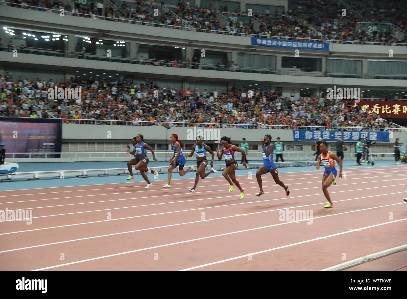 Elaine Thompson de la Jamaïque, la troisième à droite, participe à la women's 100m au cours de l'IAAF Diamond League 2017 de Shanghai à Shanghai, Chine, 13 mai 2017. Banque D'Images