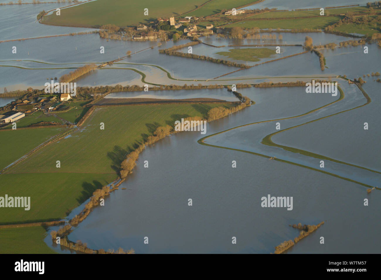 Muchelney village (avec l'église et de l'abbaye) en janvier 2014, montrant les inondations de la rivière Parrett, inondé les niveaux de Somerset, Angleterre, Royaume-Uni, 9 janvier 2014. Banque D'Images