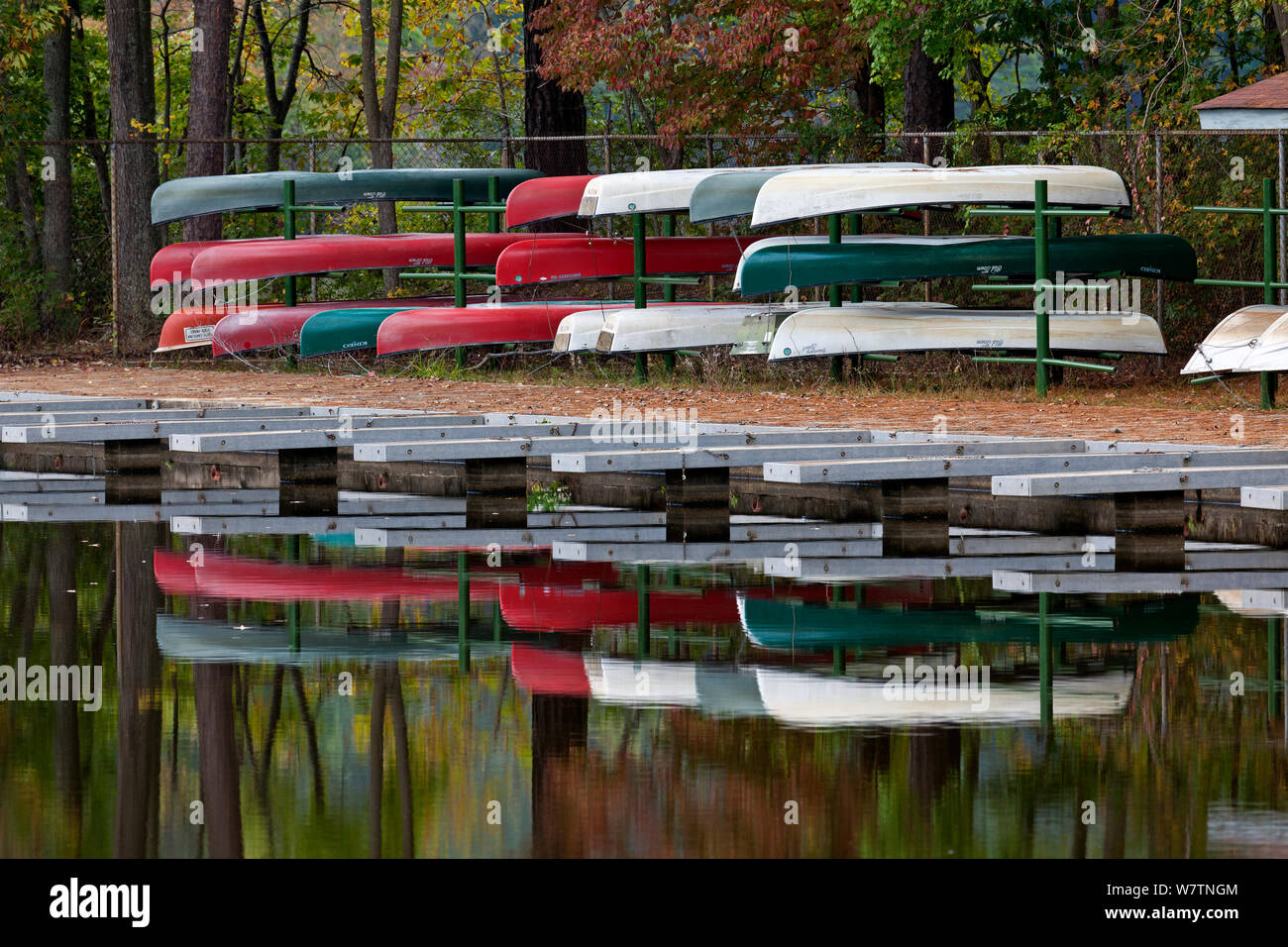 La réflexion de canots sur Grand lac de William B. Umstead State Park. North Carolina, USA, octobre 2013. Banque D'Images