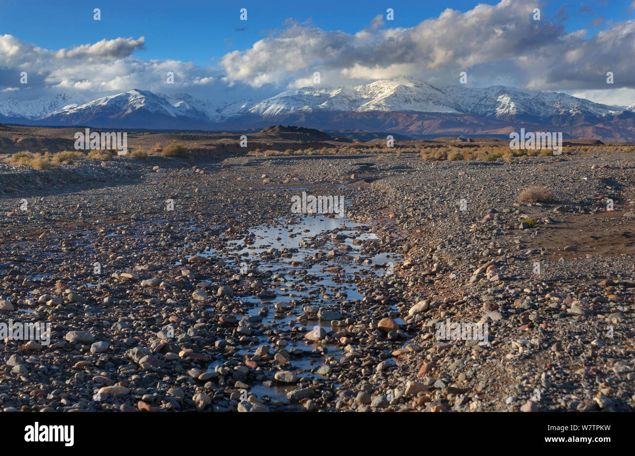 Les nuages bas sur la neige couverts Atlas de Skoura, Maroc, Oasis de l'Afrique du Nord, mars 2011. Banque D'Images