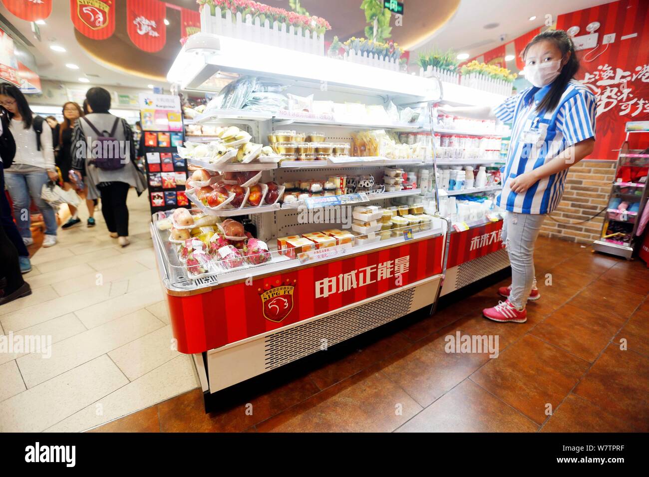 Les clients chinois shop à un nouveau concept de magasin Lawson a coopéré avec Shanghai EPOP FC au Shanghai World Financial Center de Shanghai, Chine, 24 Banque D'Images