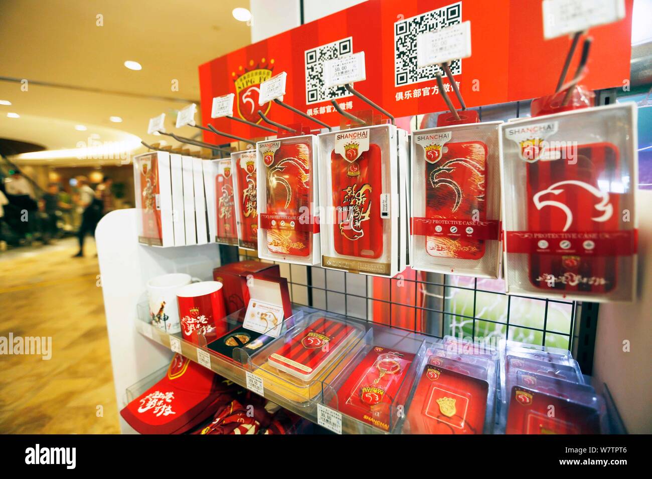 Vue de la boutique de souvenirs de l'EPOP Shanghai au Lawson's nouveau concept store a coopéré avec Shanghai EPOP FC au Shanghai World Financial Center à sh Banque D'Images