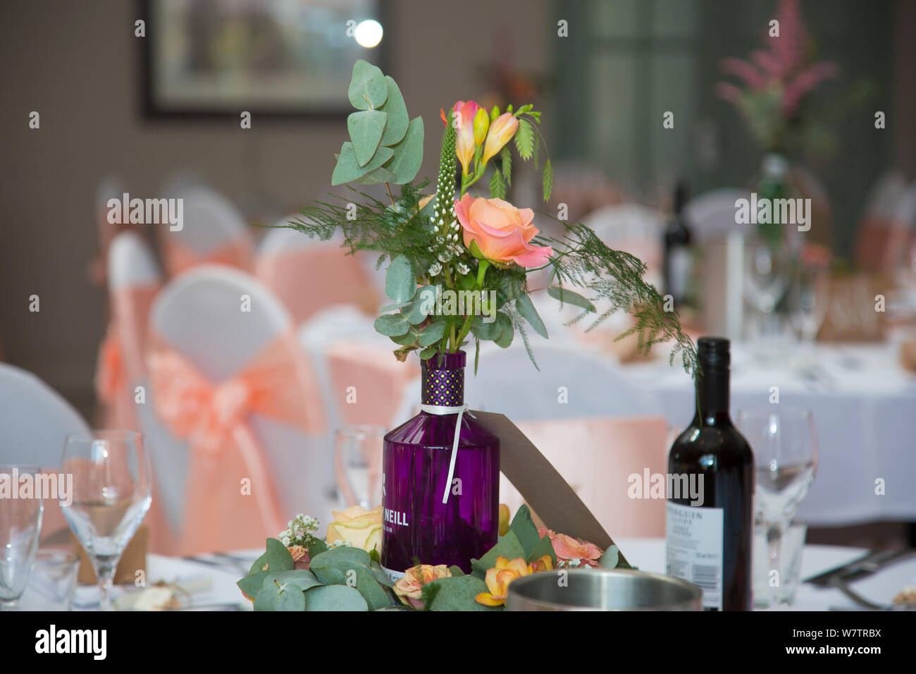 Salle de réception de mariage avec aucun peuple, montrant toutes les décorations de table de mariage aux couples dans la pêche et vert, jour de mariage en Angleterre Banque D'Images