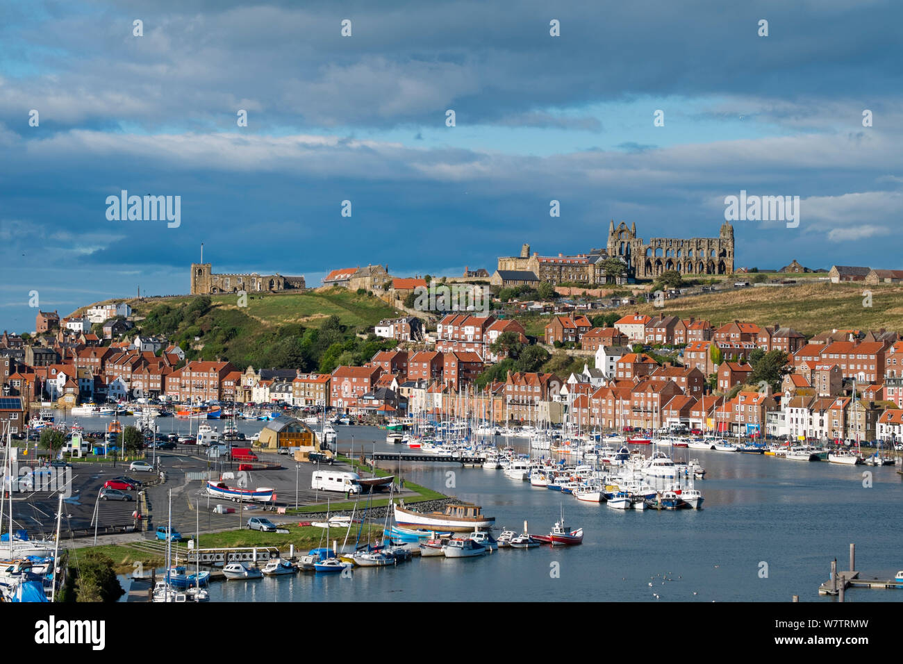 Avis de Whitby Harbour montrant l'église de Sainte Marie et l'abbaye de Whitby, Yorkshire, Angleterre, Royaume-Uni, septembre 2013. Banque D'Images