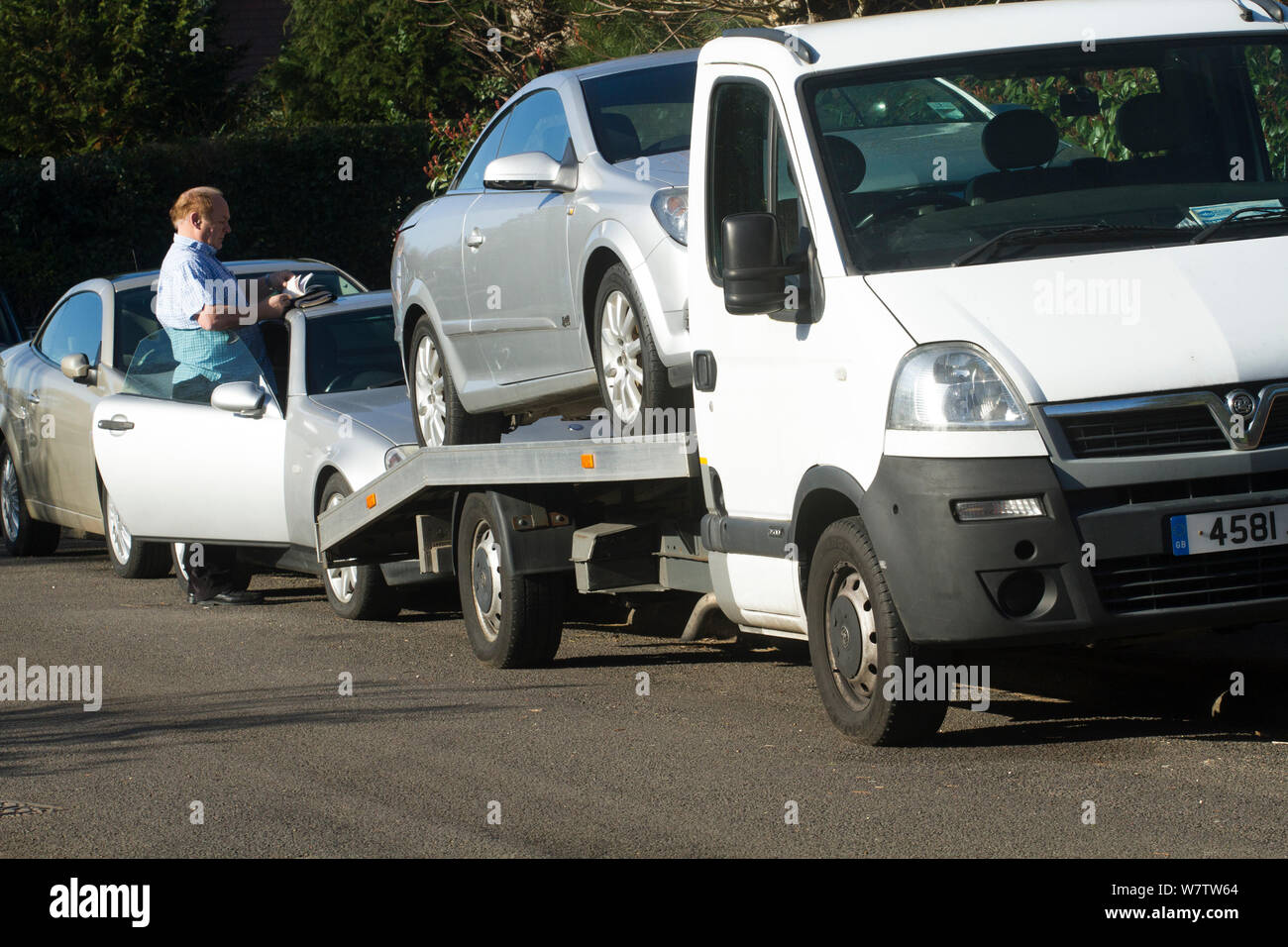 En sinistres avec voiture endommagée à partir de février 2014 les prêts à être remorqué. Surrey, Angleterre, Royaume-Uni, 16 février 2014. Banque D'Images