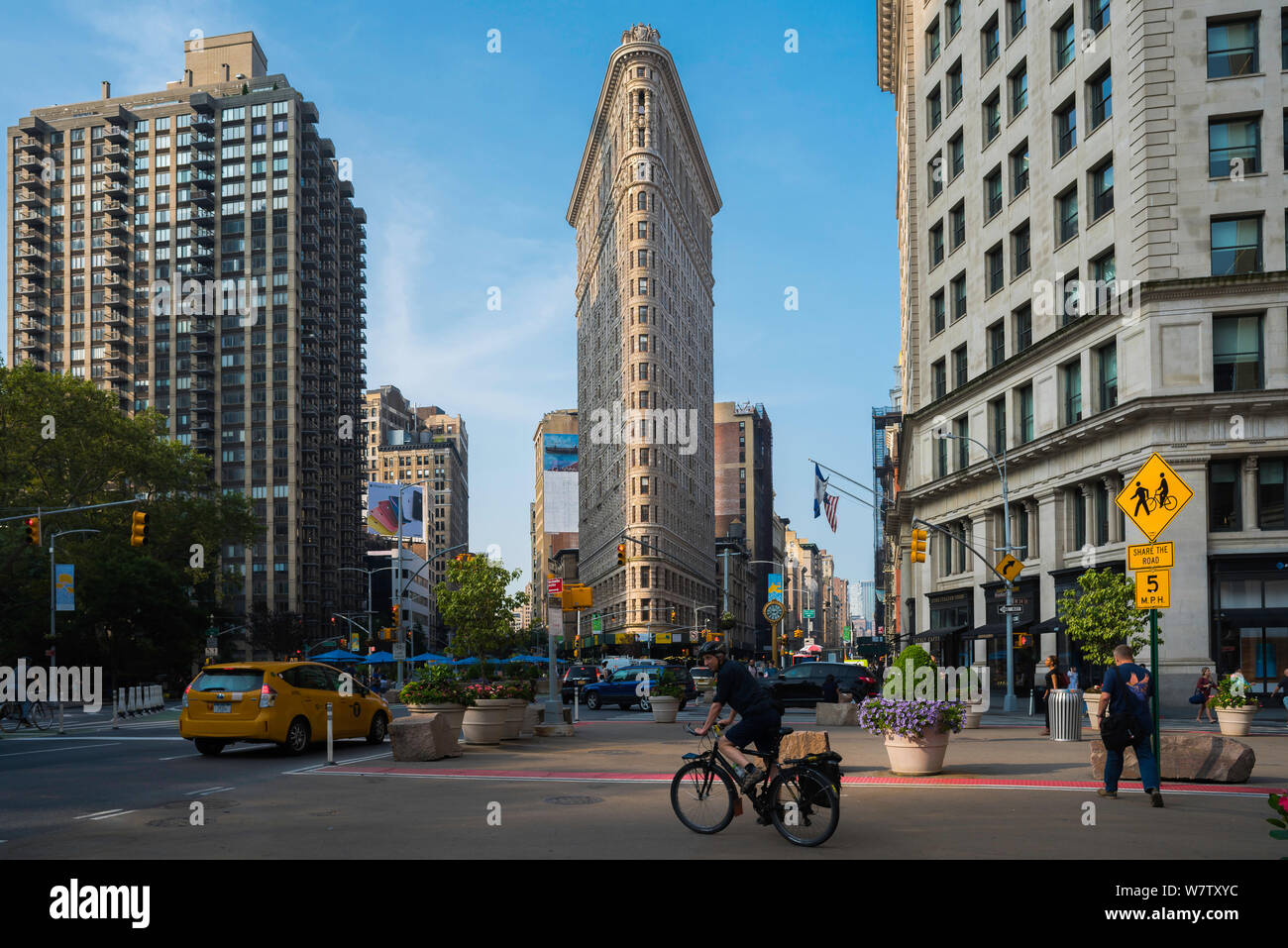 Flatiron Building, vue en été du Flatiron Building situé dans Manhattan, entre Broadway et la Cinquième Avenue, New York City, USA. Banque D'Images
