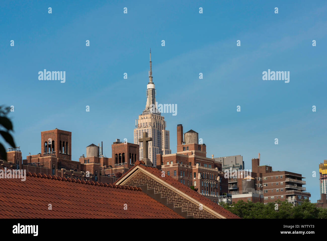 Le centre-ville de New York, vue sur les toits de Chelsea à Manhattan, avec l'Empire State building visible dans la distance, New York City, USA Banque D'Images