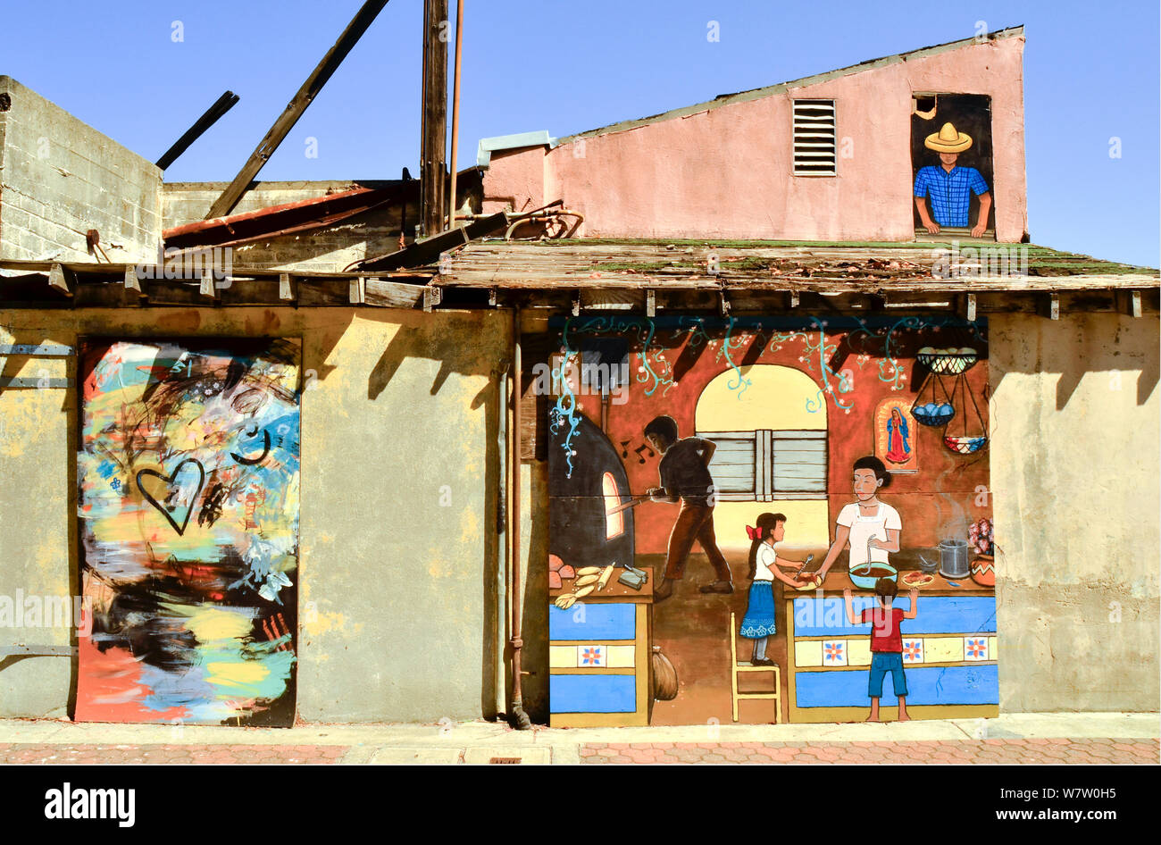 Art sur les murs de bâtiments délabrés vacants à Pittsburg, Californie Banque D'Images