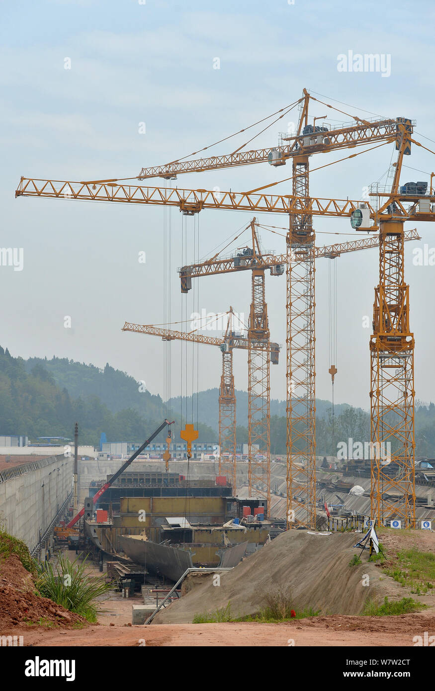 Vue sur le site de construction d'une réplique grandeur nature du paquebot Titanic dans le comté de Daying, ville de Suining, au sud-ouest du Sichuan Chine provinc Banque D'Images