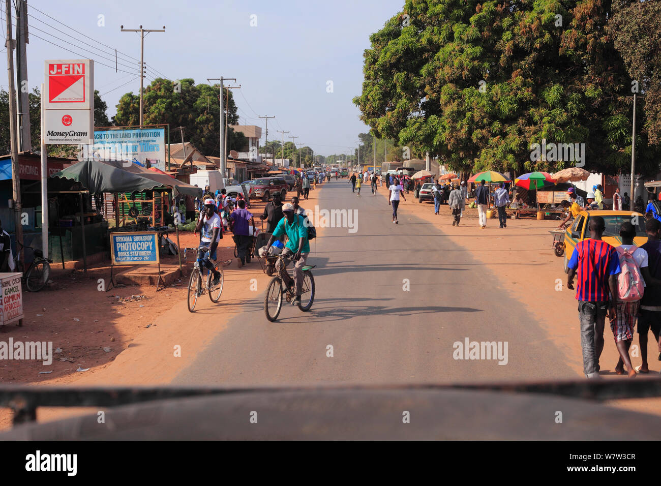 Scène de marché de rue, Gambie, Afrique de l'Ouest, novembre 2012. Banque D'Images