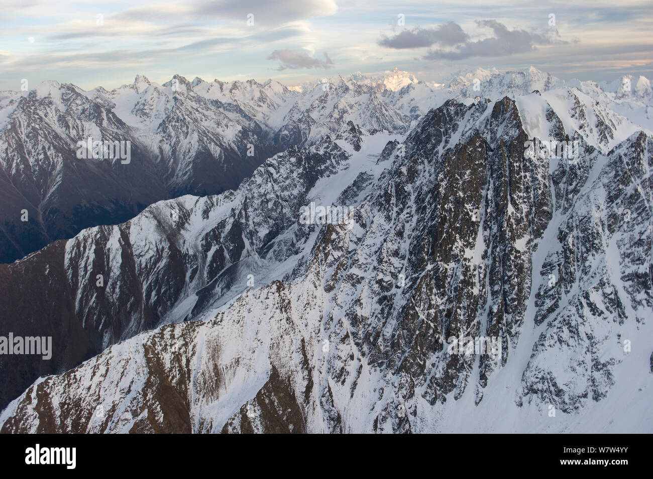 La crête principale des hautes montagnes du Caucase Central, région de Bezengi, de Kabardino-Balkarie, en Russie, en octobre. Banque D'Images