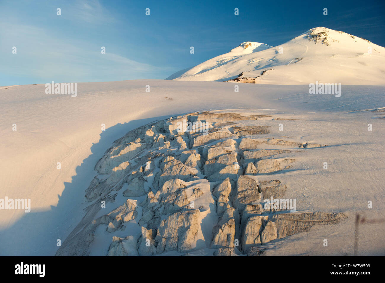 L'elbrous Twin Peak, sommet vue du south east, Kabadino Balkari, montagnes du Caucase du Nord, la Russie. Octobre 2013. Banque D'Images