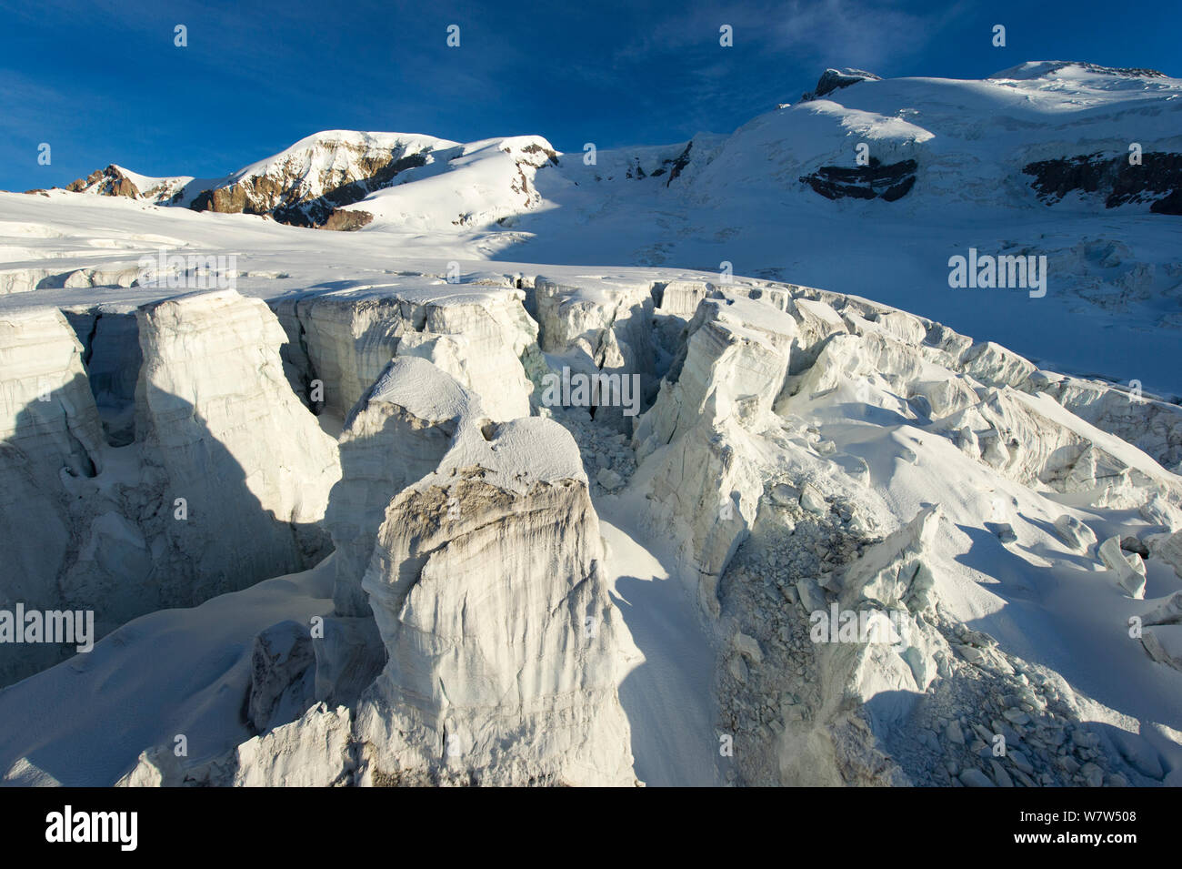 Le sud de l'Elbrous glacier, Kabardino-Balkarie, dans le nord Caucase, octobre 2013. Banque D'Images