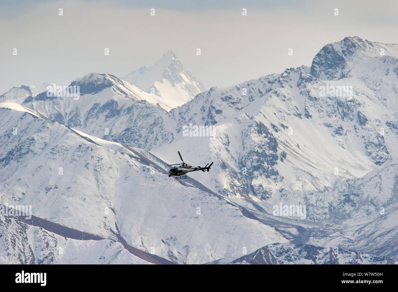 Hélicoptère en vol au dessus des contreforts des montagnes du Caucase du Nord, de Kabardino-Balkarie, en Russie, en octobre. Banque D'Images
