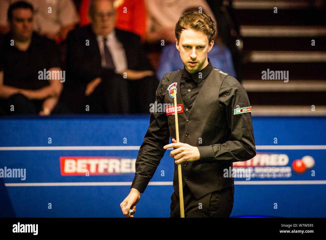 Judd Trump d'Angleterre considère un shot de Rory McLeod de l'Angleterre dans leur premier match au cours de la 2017 Betfred World Snooker Championship au Banque D'Images