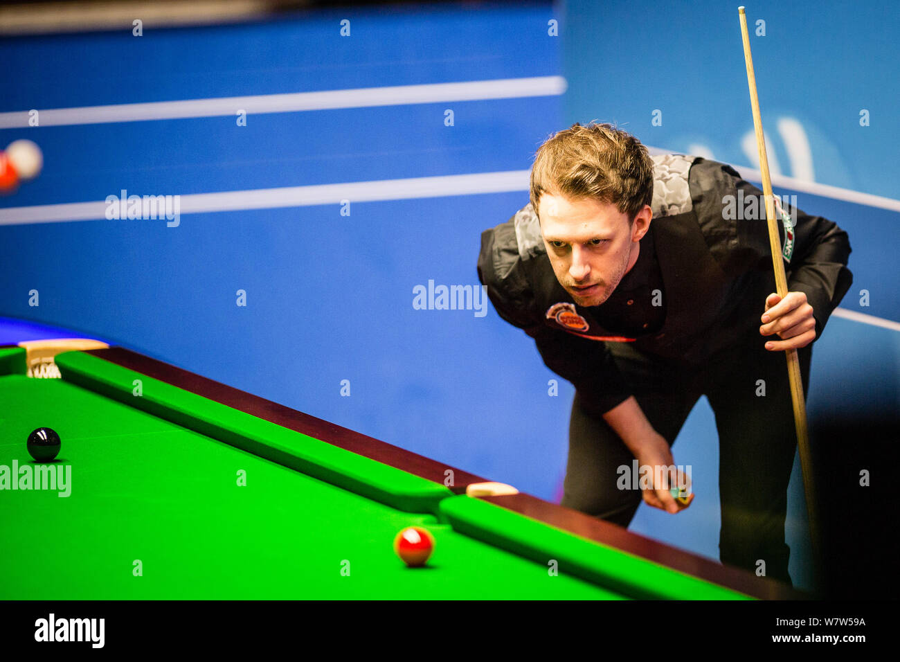 Judd Trump d'Angleterre considère un shot de Rory McLeod de l'Angleterre dans leur premier match au cours de la 2017 Betfred World Snooker Championship au Banque D'Images