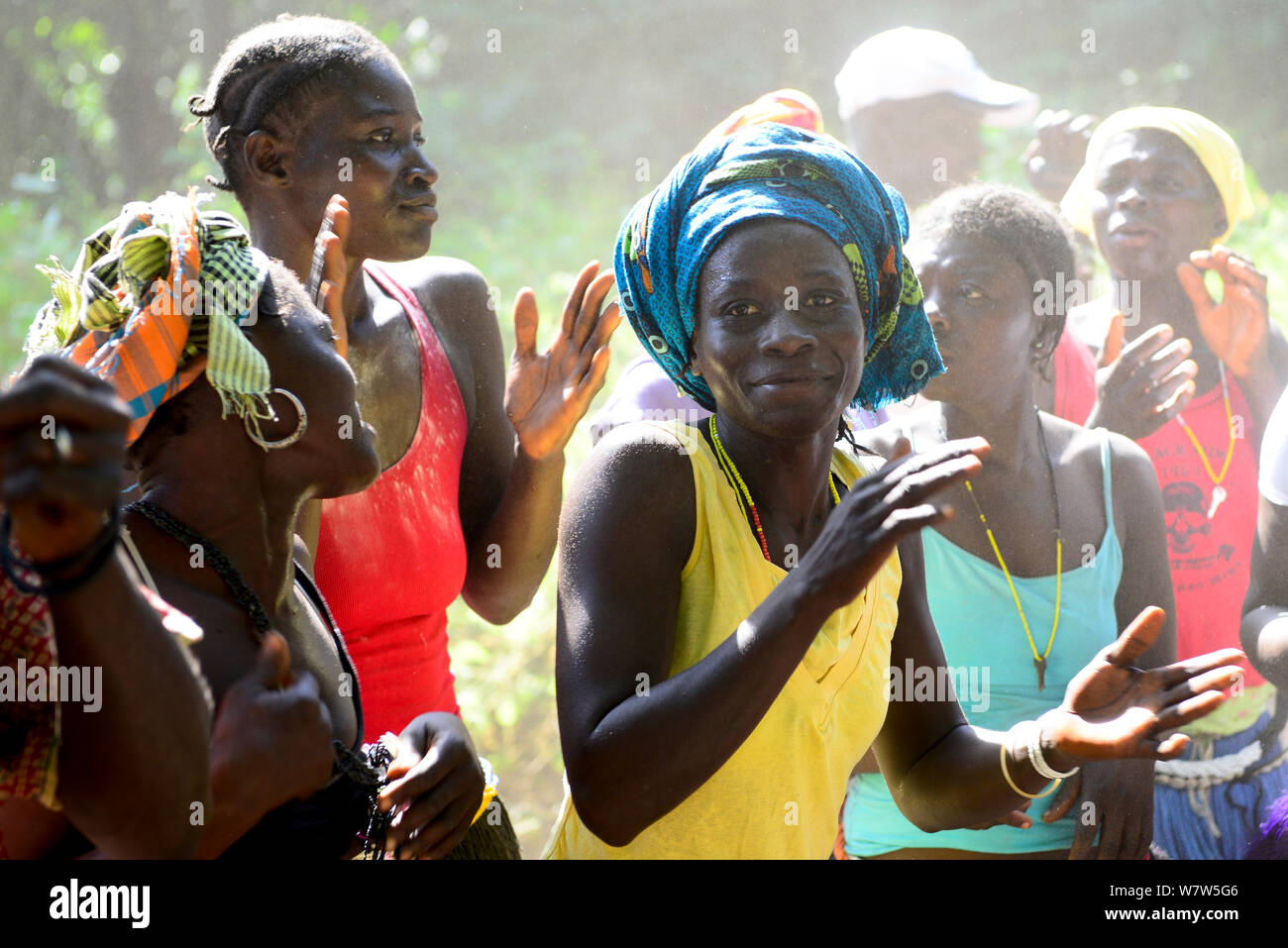 La danse et la musique à un mariage dans le village de Ambeduco. L'Île Orango, Guinée-Bissau, décembre 2013. Banque D'Images