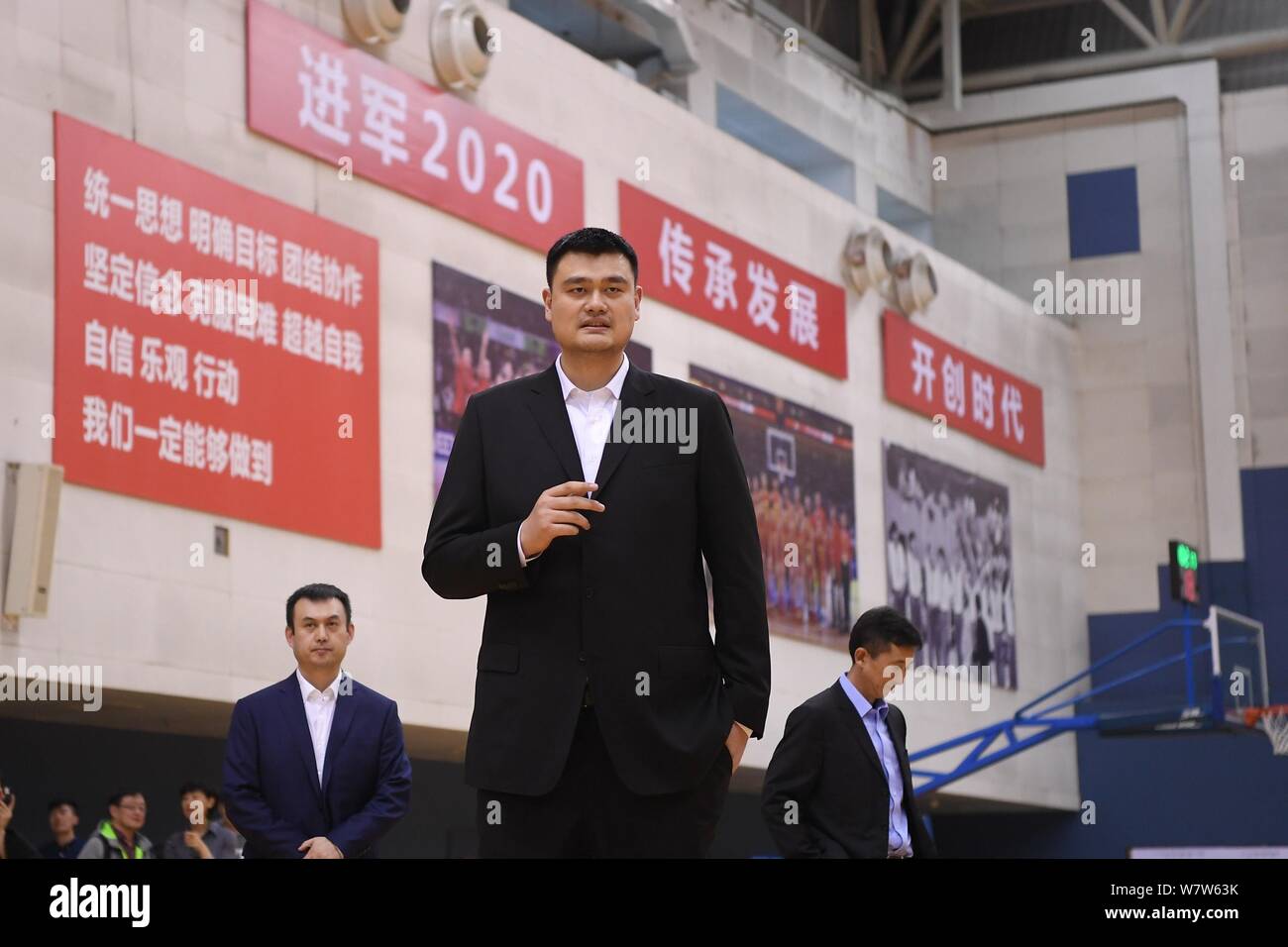 Basket-ball chinois retraités star Yao Ming, président de la Chinese Basketball Association (CBA), montres les joueurs de basket-ball féminine nationale Chinoise Banque D'Images