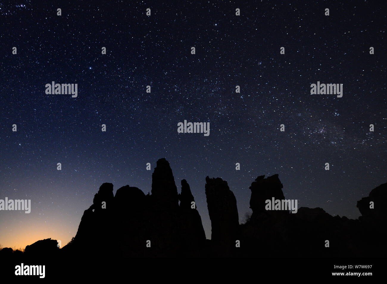 Étoiles la nuit avec des formations rocheuses qui se profile, Kagga Kamma Réserve, montagnes Cederberg, Afrique du Sud, décembre 2012. Banque D'Images