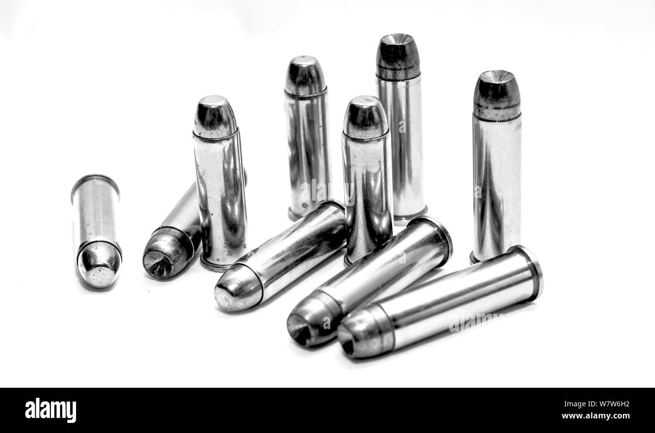 Dix balles, cinq .38 Special full metal jacket et 5 .357 magnum sur un fond blanc en noir et blanc Banque D'Images