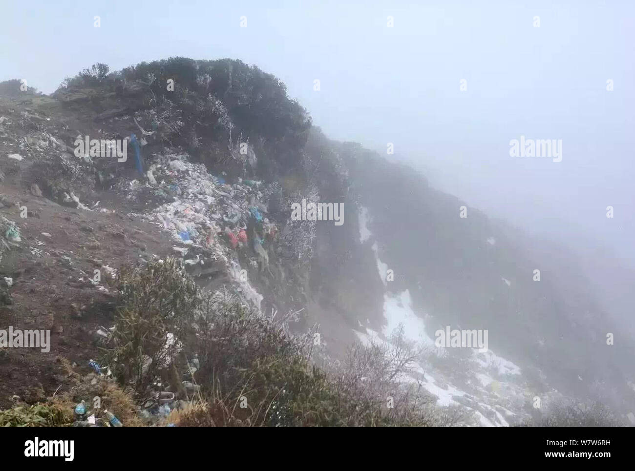Les ordures laissées par les touristes indisciplinés est représentée dans Niubei Mountain, également connu sous le nom de bétail Mountain, dans le comté de Yingjing, Ya'an city, au sud-ouest de la Chine Banque D'Images