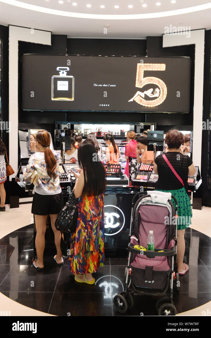 - Un fichier clients--shop à une boutique de Chanel dans un centre commercial dans la ville de Sanya, province de Hainan en Chine du sud, le 30 novembre 2014. L'étranger Banque D'Images