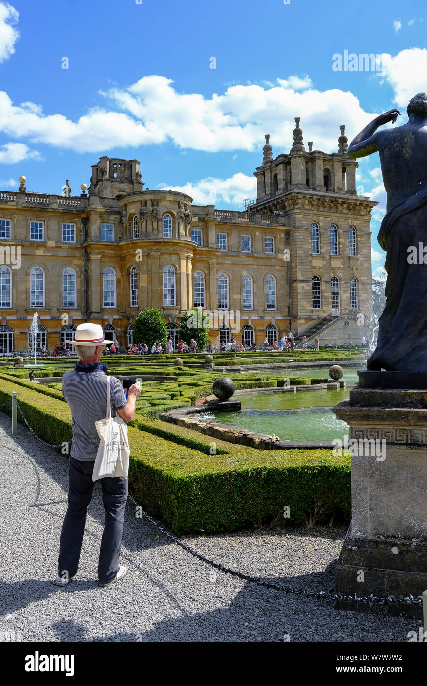 Un visiteur de Blenheim Palace dans l'Oxfordshire de prendre une photo dans les magnifiques jardins. Banque D'Images