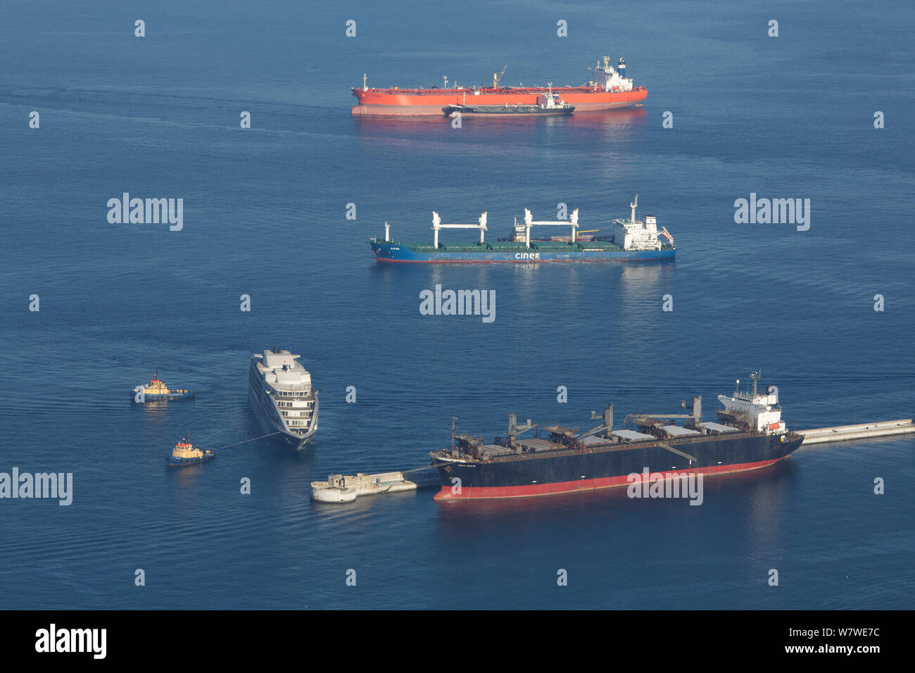 Divers bateaux arriver dans le port de Gibraltar, en juin 2013. Banque D'Images