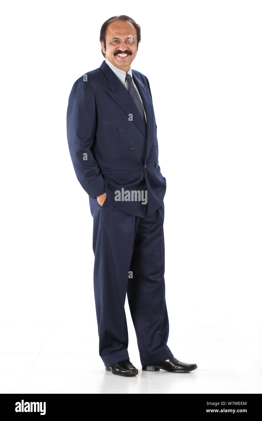 Businessman standing avec ses mains dans la poche Banque D'Images