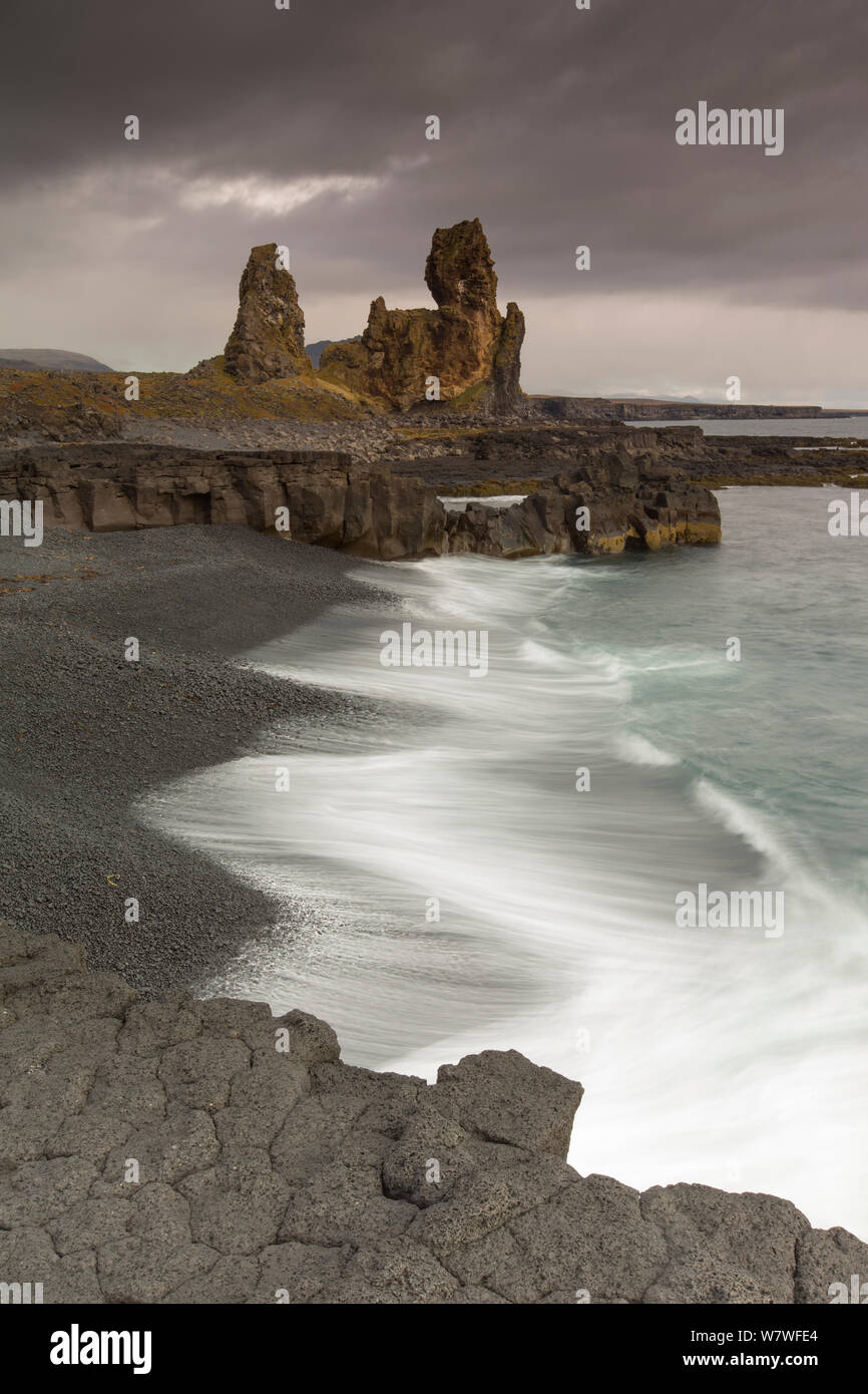 Jour de tempête plus Londrangar, balast dômes volcaniques, l'Islande, septembre 2013. Banque D'Images