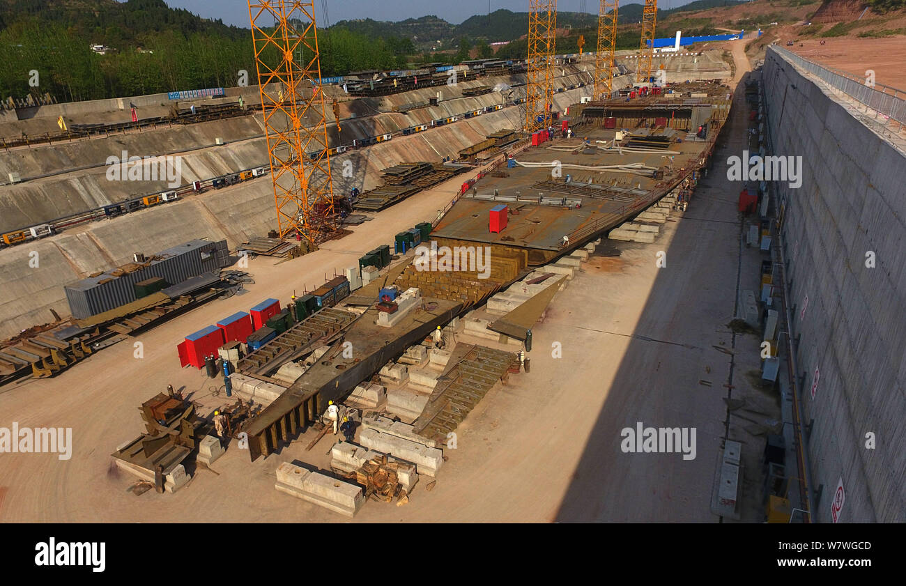 Vue aérienne du site de construction d'une réplique grandeur nature du paquebot Titanic dans le comté de Daying, ville de Suining, au sud-ouest du Sichuan en Chine Banque D'Images