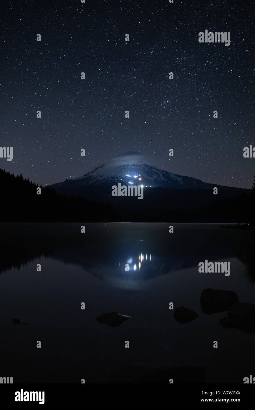 C'est l'image de réflexion de Mt Hood au lac Trillium, Portland, Oregon, USA Banque D'Images