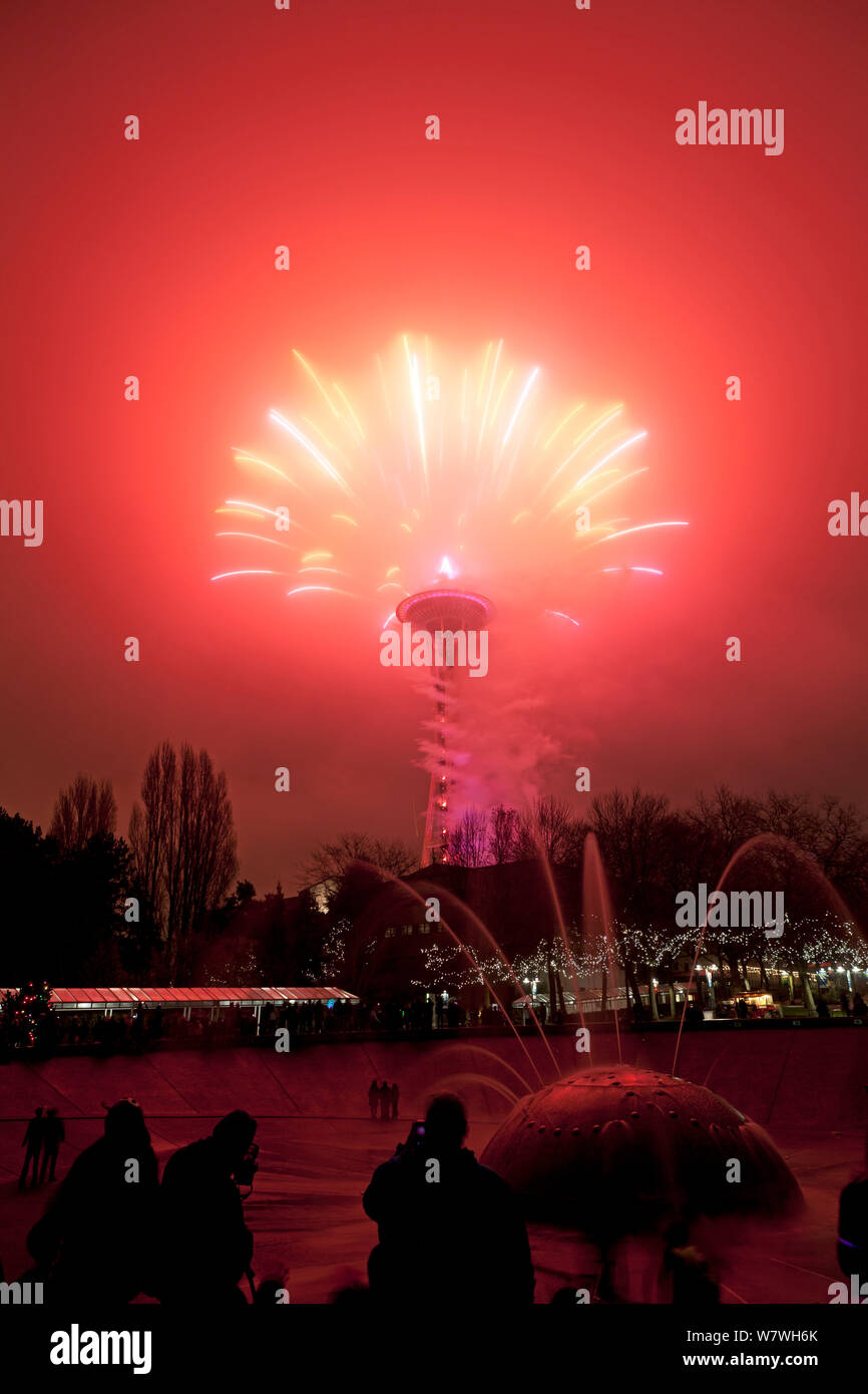 Space Needle avec ciel rouge au cours d'artifice du Nouvel An, Seattle, Washington, USA, 1er janvier 2014. Banque D'Images