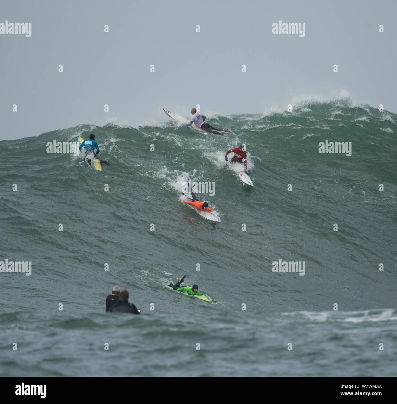 Les surfeurs en compétition dans les Mavericks 2014 Concours surf, Half Moon Bay, Californie, USA, janvier 2014. Banque D'Images