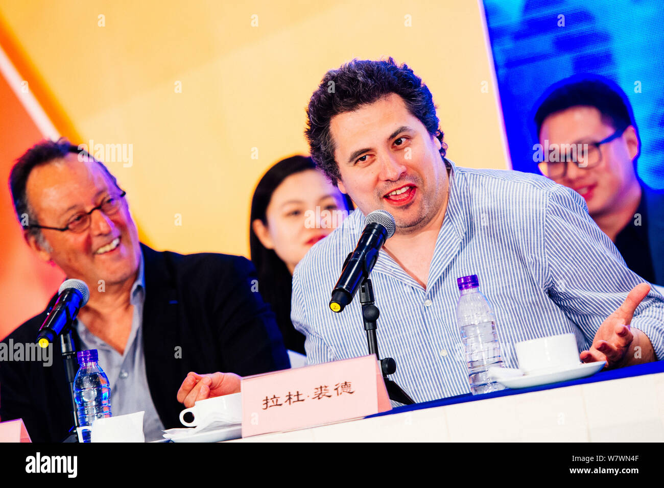 L'acteur français Jean Reno, à gauche, et le réalisateur roumain Radu Jude, toutes deux membres du Jury international du Prix Tiantan, assister à une conférence de presse fo Banque D'Images