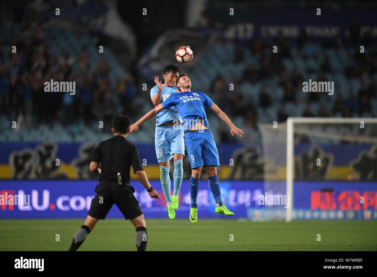 Joueur de football australien grec Apostolos Giannou Guangzhou R&F, avant, et le Yang de Jiangsu No.53 Suning, chef la balle dans leur sixième match dur Banque D'Images