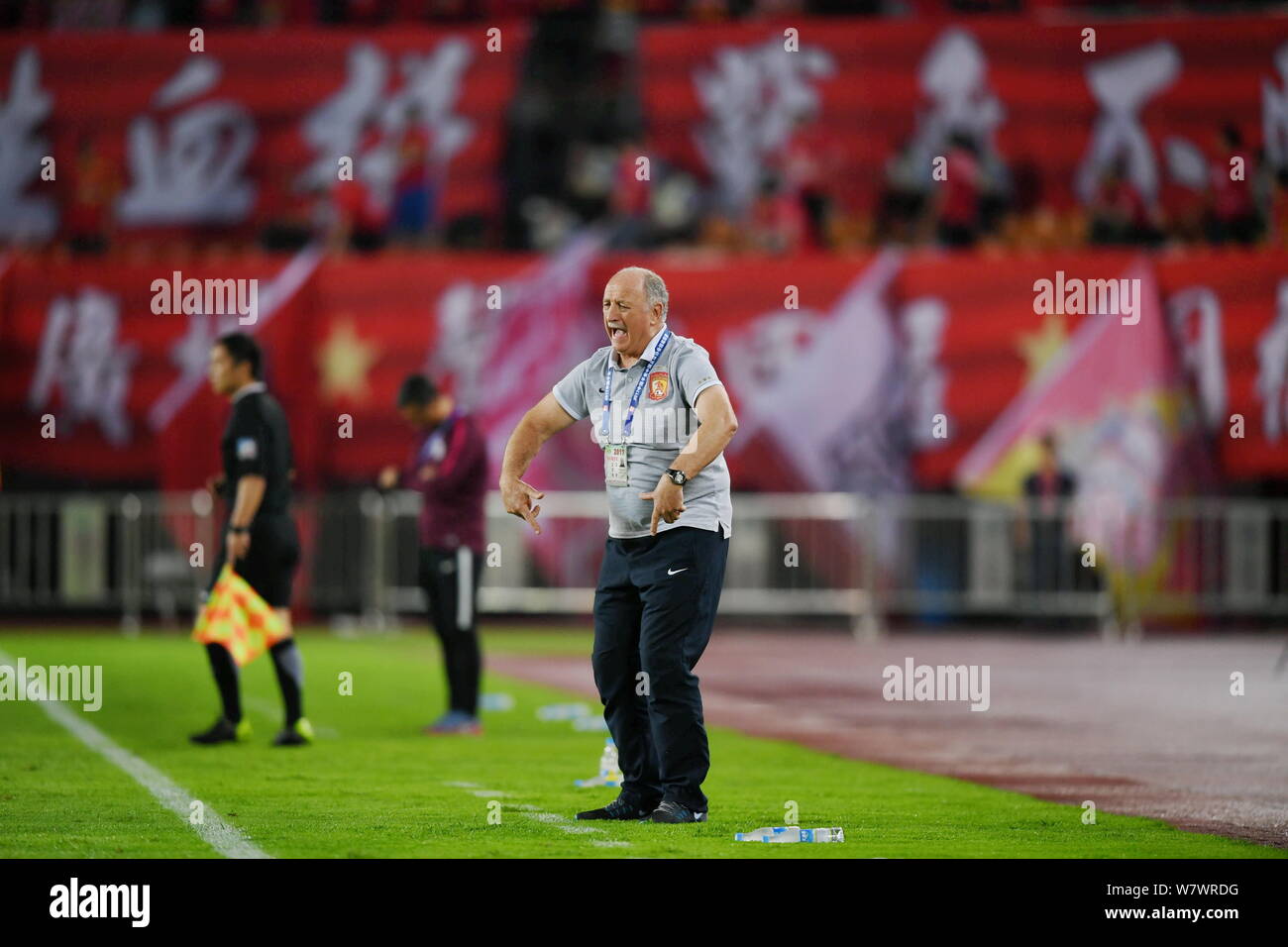 L'entraîneur Luiz Felipe Scolari de Guangzhou Evergrande Taobao surveille ses joueurs contre Liaoning Whowin dans leur sixième match pendant Banque D'Images