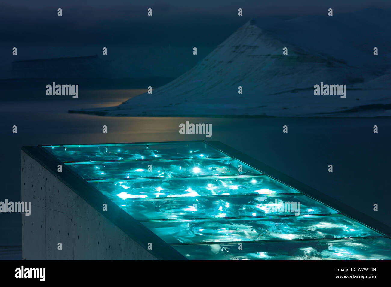 Svalbard Global Seed Vault, avec étincelante façade dessinée par l'artiste Dyveke Sanne., sur le toit de la Chambre forte semencière mondiale de Svalbard. La lumière reflétée dans l'acier, des miroirs et des prismes en paysage, Svalbard, Norvège, octobre 2012. Banque D'Images