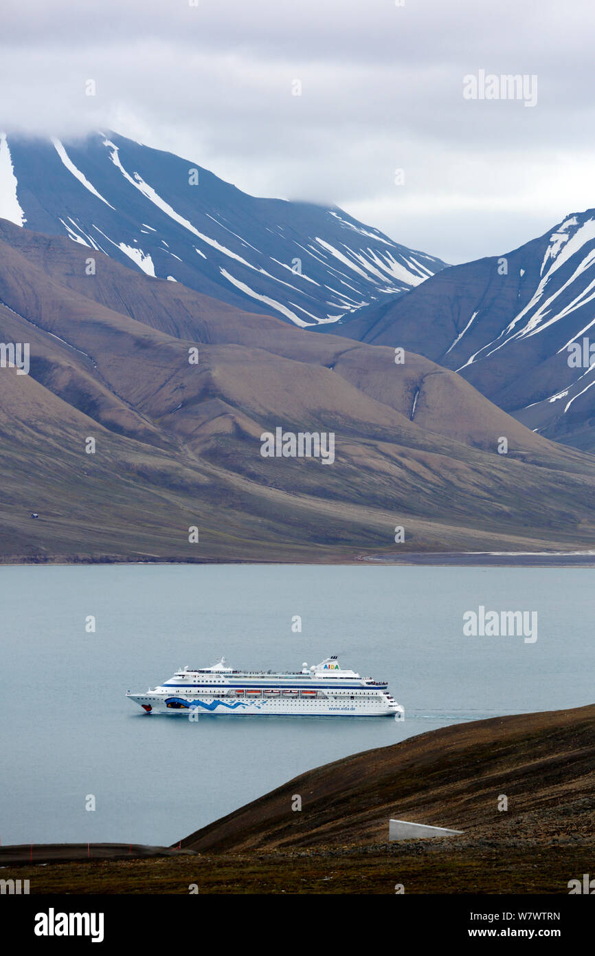 Sur Ferry Isfjorden avec Svalbard Global Seed Vault visible dans l'angle du paysage, Svalbard, Norvège, juillet 2012. Banque D'Images