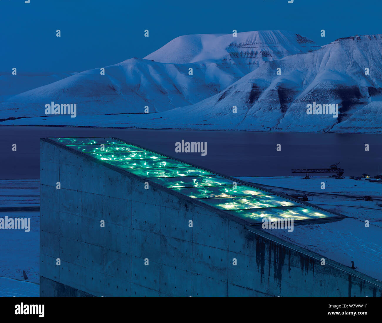 Svalbard Global Seed Vault, au crépuscule, avec étincelante façade dessinée par l'artiste Dyveke Sanne. La lumière reflétée dans l'acier, des miroirs et des prismes en paysage, Svalbard, Norvège, octobre 2012. Banque D'Images