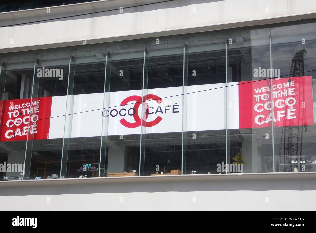 Vue de la Coco Chanel Cafe sur West Nanjing Road à Shanghai, Chine, le 12 avril 2017. Chanel est l'hôte d'un café de limité-temps à Shanghai, mais vous n' Banque D'Images