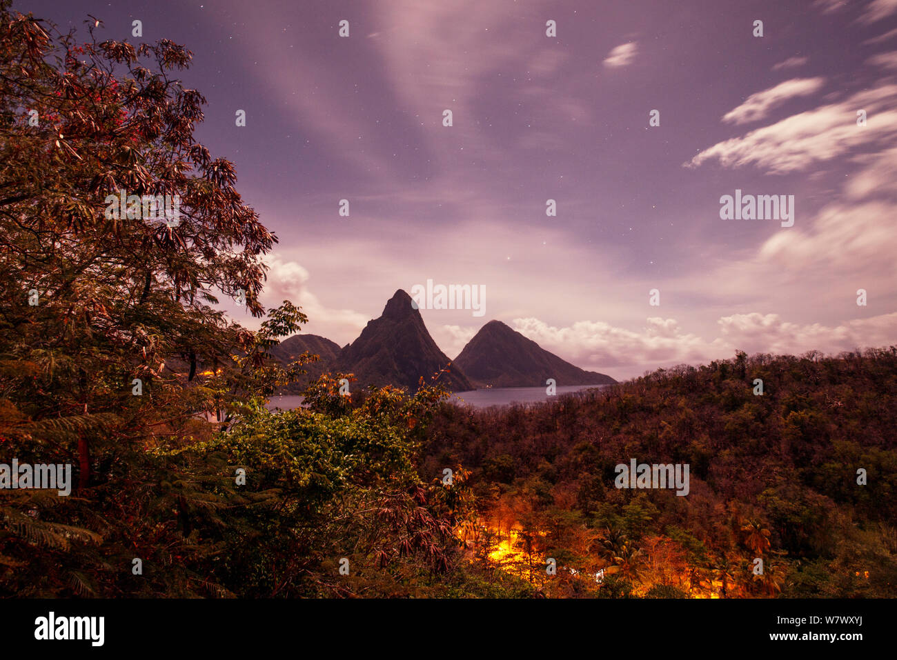 Vue sur les Pitons la nuit pendant la pleine lune, Gros et Petit Piton, de Anse Chastenet, Sainte-Lucie. Avril 2014. Banque D'Images