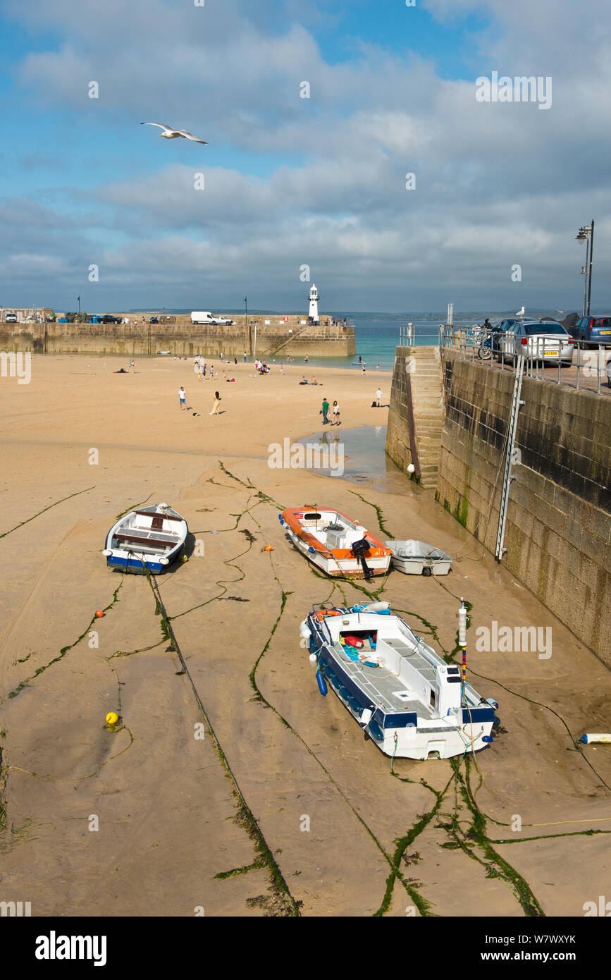 Petits bateaux de pêche amarrés sur raz de sables de St Ives Harbour. St Ives, Cornwall, Angleterre, Royaume-Uni Banque D'Images