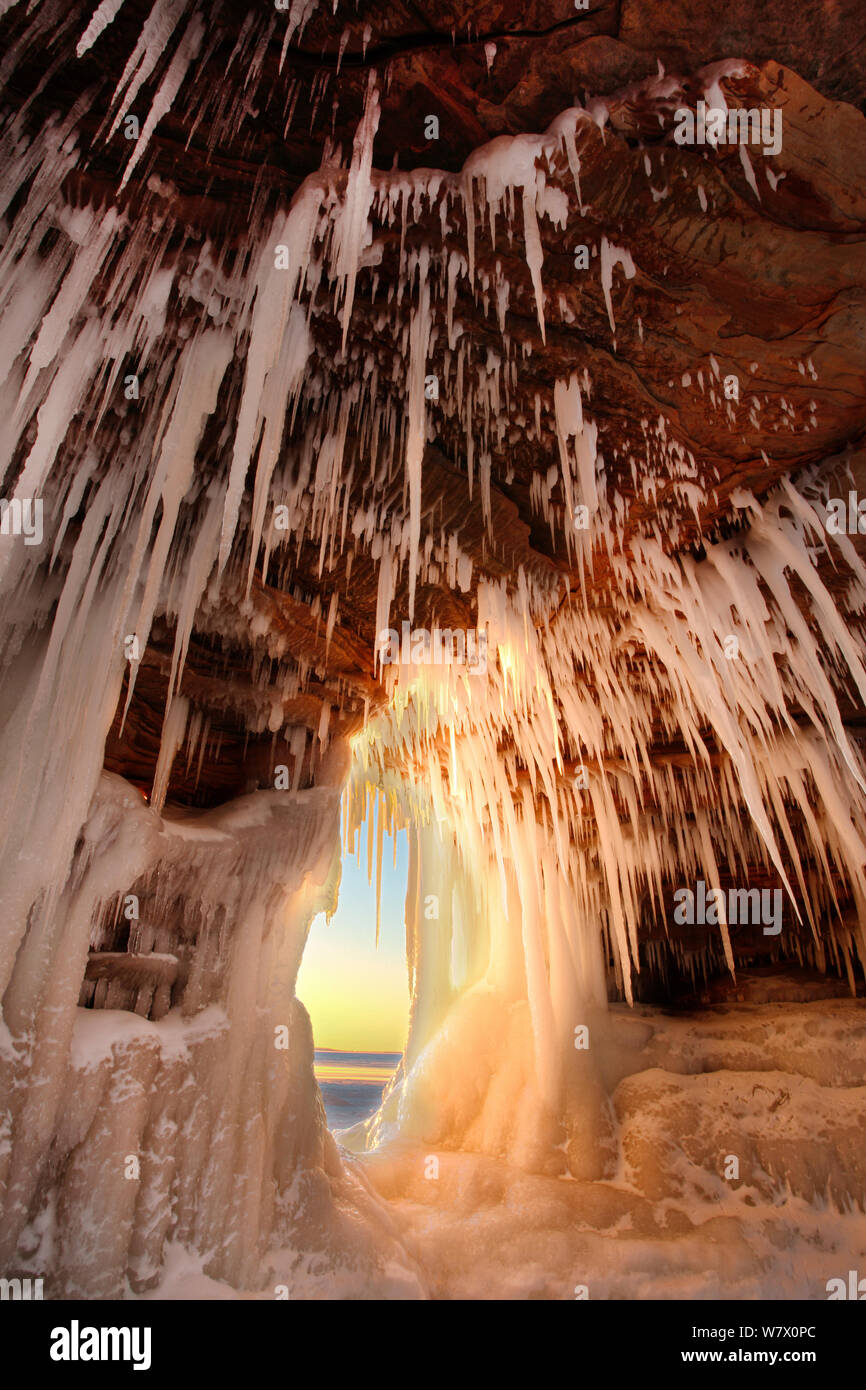 Glaçons pendant de la voûte de grès, Îles Apostle National Lakeshore, lac Supérieur, Squaw Bay (Wisconsin), janvier 2014. Banque D'Images