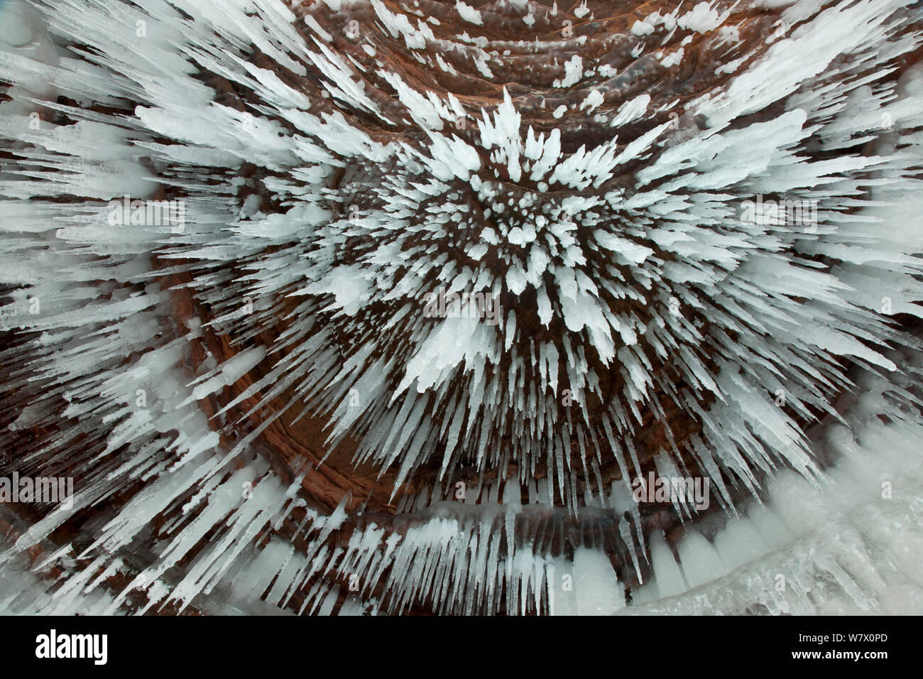 Des falaises de grès de glaçons pendant le long du littoral, îles Apostle National Lakeshore, lac Supérieur, Squaw Bay (Wisconsin), février 2014. Banque D'Images
