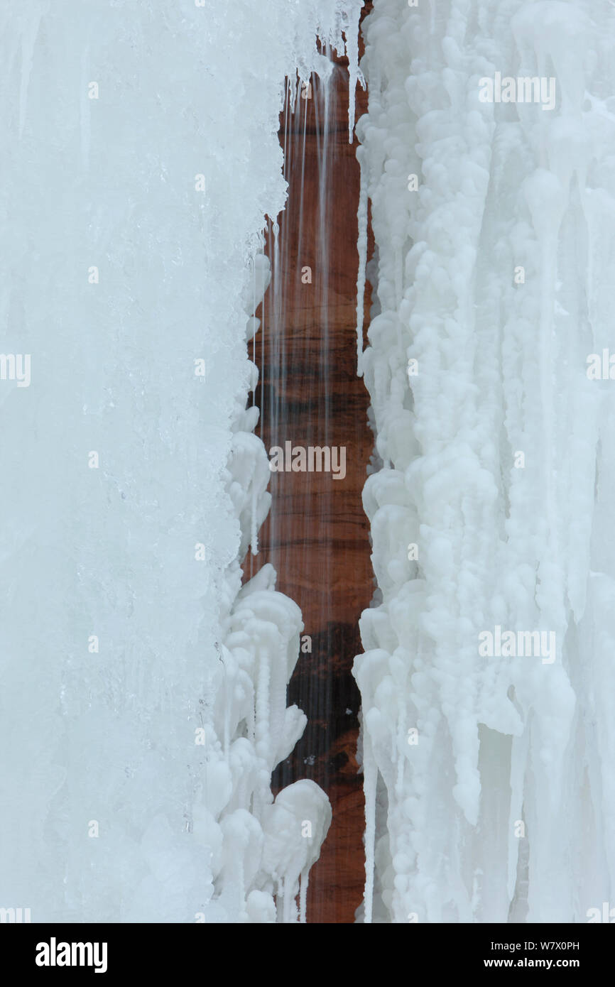 L'eau qui coule dans crevis à motifs de la formation de la glace, Îles Apostle National Lakeshore, lac Supérieur, Squaw Bay (Wisconsin), février 2014. Banque D'Images
