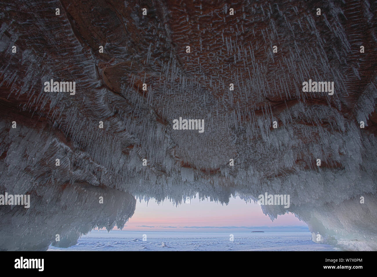 Grès Glaçons pendant de plafond de la grotte de la mer sur un lac gelé. Îles Apostle National Lakeshore, lac Supérieur, Squaw Bay (Wisconsin), janvier 2014. L'exposition de 3 images composites. Banque D'Images